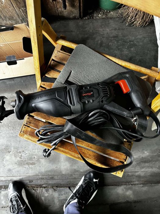 Пила сабельная электро . Новая .