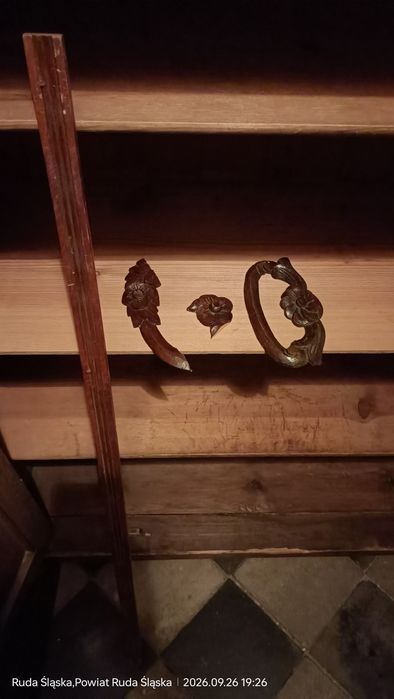 Stara drewniana szafa dwudrzwiowa z szufladą – solidny antyk