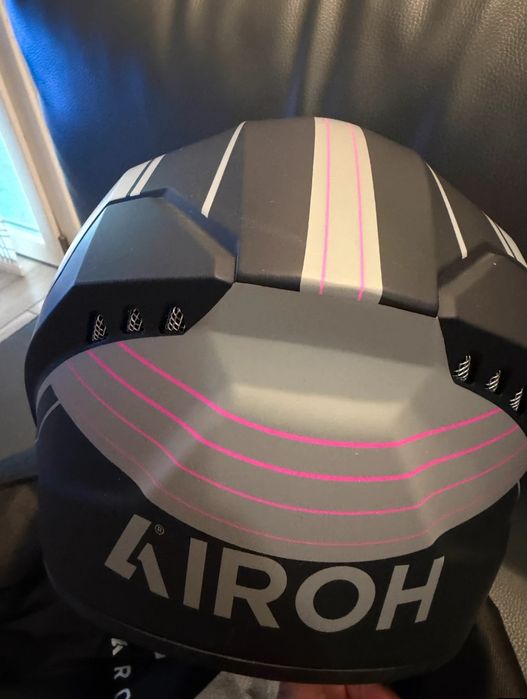 Capacete Airoh novo
