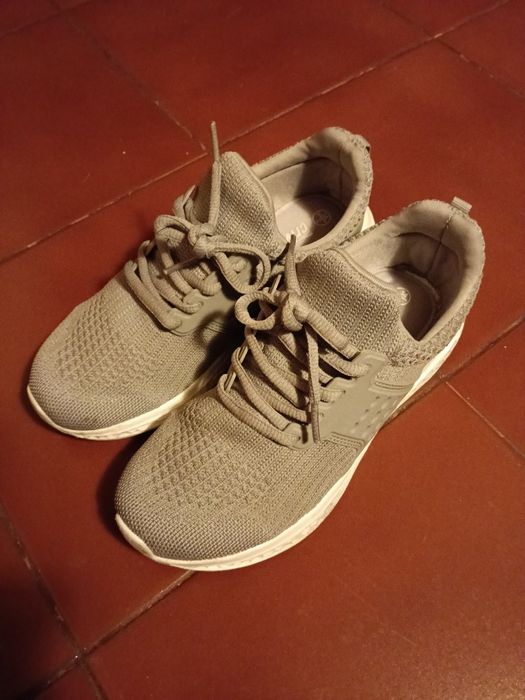 2 pares de sapatilhas de tecido rosa e cinzento