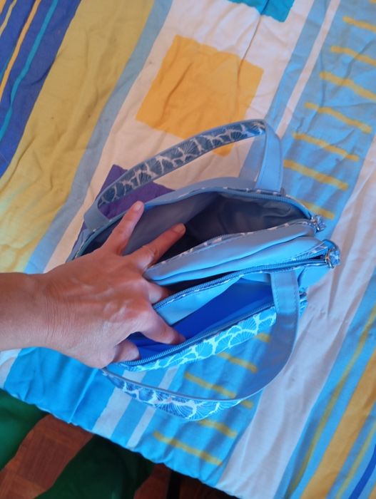 Nécessaire azul nunca usada, com 3 compartimentos