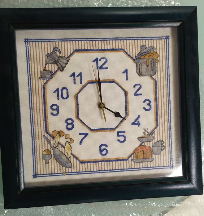 Vendo relógios em ponto cruz