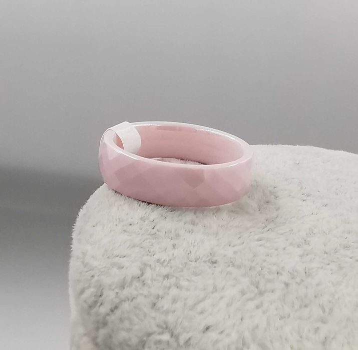 Pierścionek obrączka ceramiczna różowa średnica 20 mm