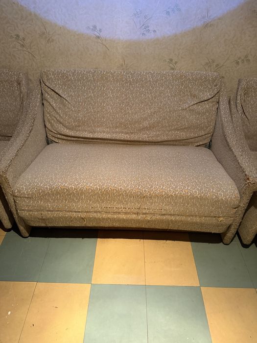 Срочно отдам бесплатно диван кресла шкаф  стол