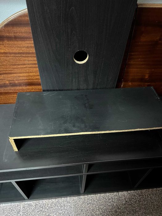 estante de televisão.