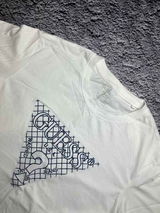 Білосніжна футболка Guess,вишитий логотип