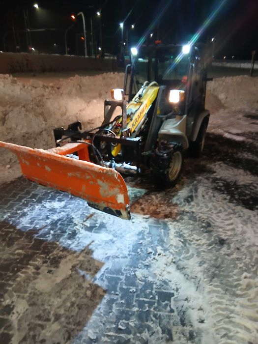 Odśnieżanie parkigów dróg chodników