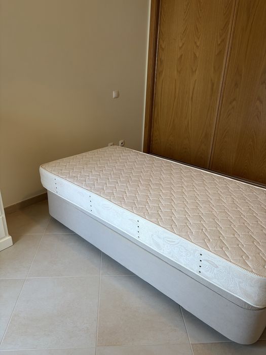 Cama individual com arrumação e colchão - sommier