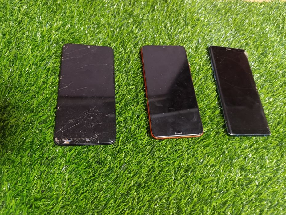 На запчасти телефоны: Samsung, Redmi, Fly; фотоаппарат Samsung