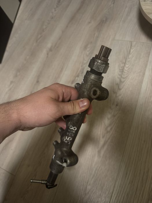 Паливна рампа на Subaru Forester 2.0D з датчиком!