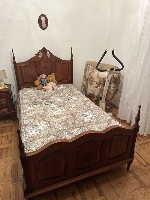 Cama em madeira maciça