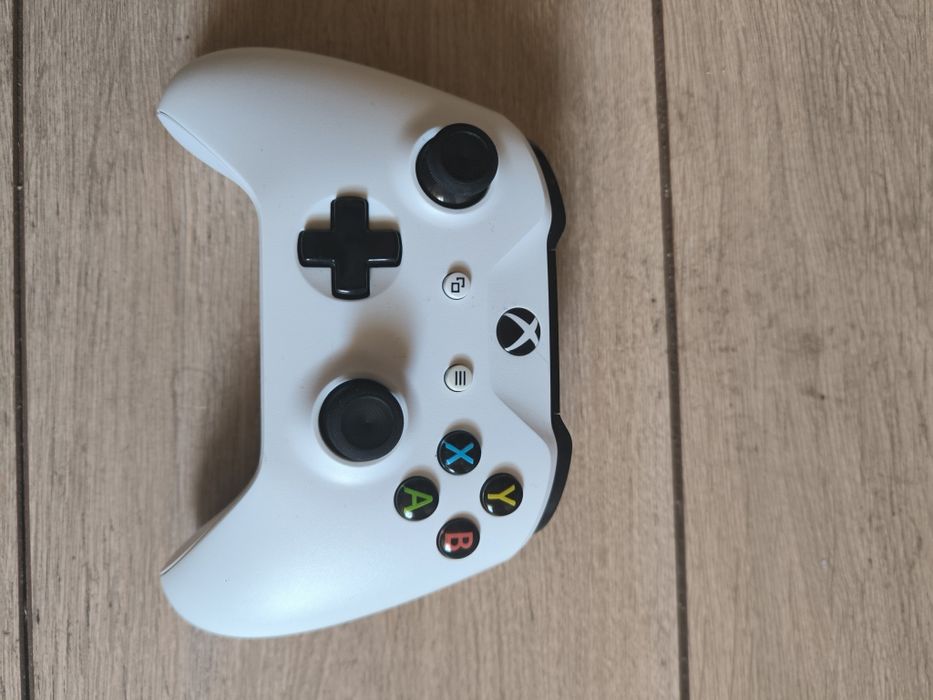 Xbox one s 500 GB 4k Pad okablowanie + gra FIFA 23 PL