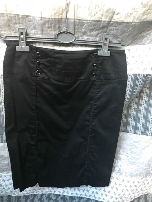 Czarna ołówkowa spódnica z karczkiem