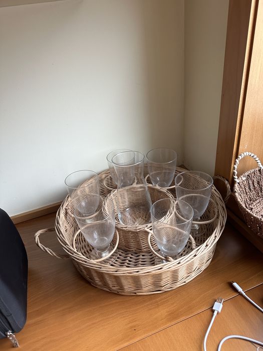Cesto com 6 copos e jarra