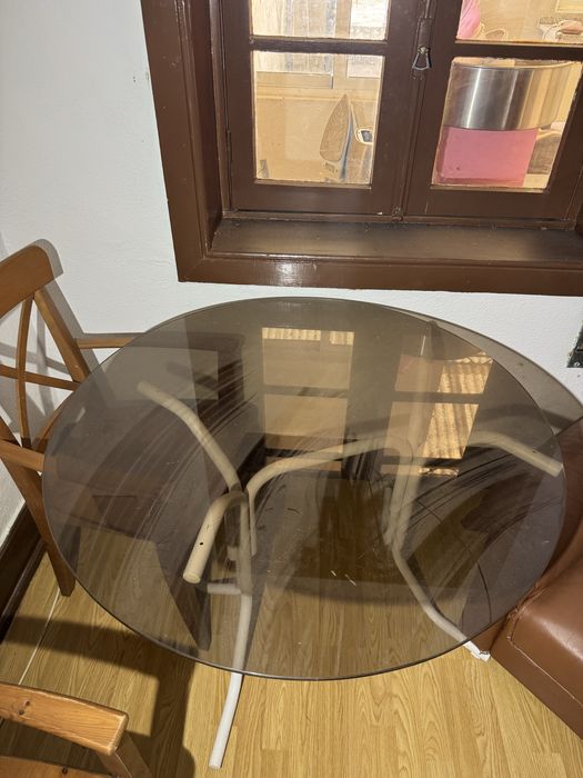 Mesa de vidro para interior ou exterior