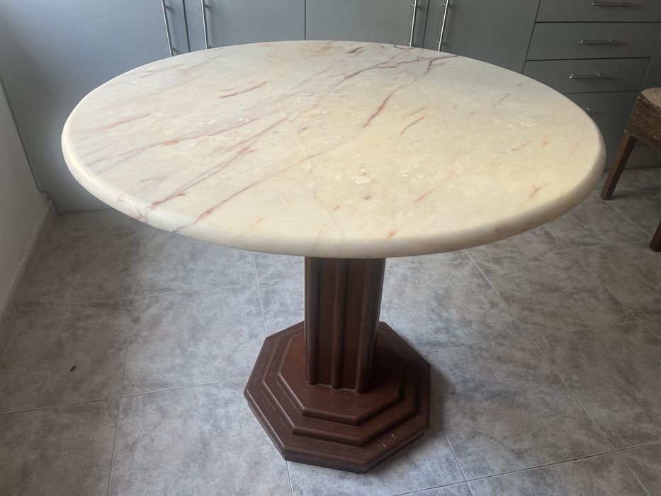 Mesa de mármore.