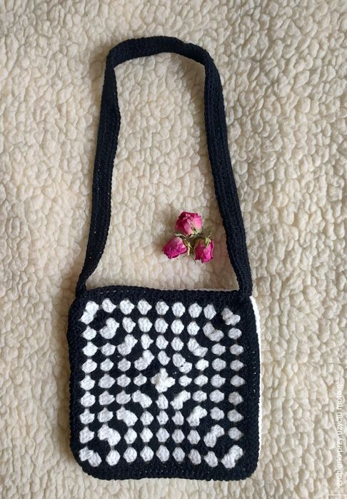 Torebka ręcznie robiona handmade biała czarna szydełko ramię