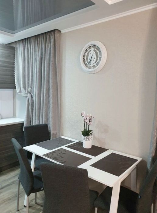 Посуточно 2-х комнатная квартира. Самый центр с видом на площадь.