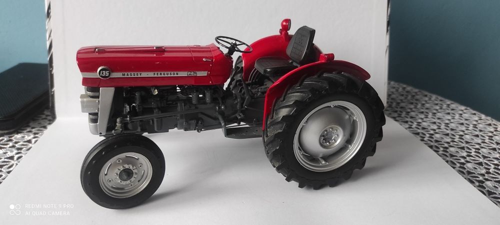Model Universal Hobbies Massey Ferguson MF 135 skala 1 16