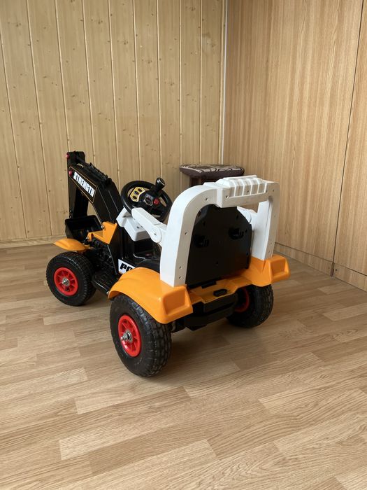 Електромобіль  трактор з ковшем на акумуляторі