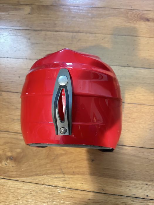 Capacete de criança vermelho