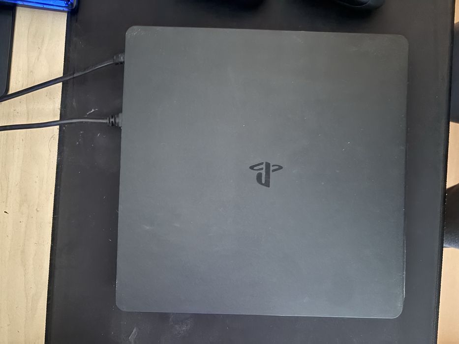 PS4 Slim 1TB + 2 comandos + FIFA 19