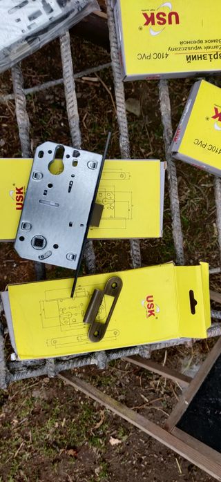 Замок врізний. Без ручок сама середина. 410C PVC