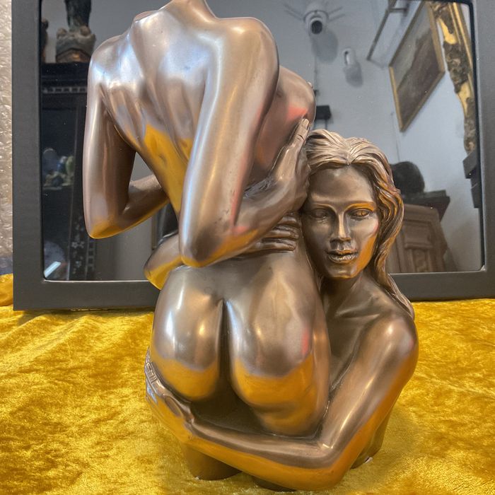 Escultura lady’s bronze 20 cm assinada.