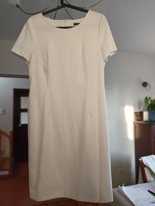 Sprzedam  sukienkę w kolorze ecru