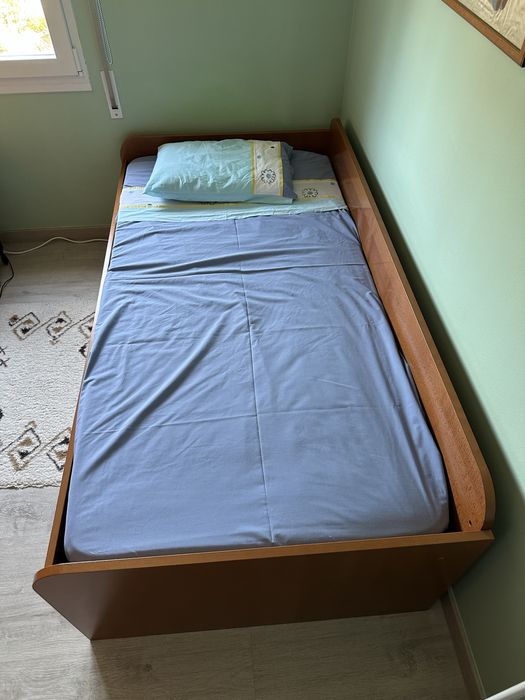 Cama dupla de madeira (2 colchões incluídos)