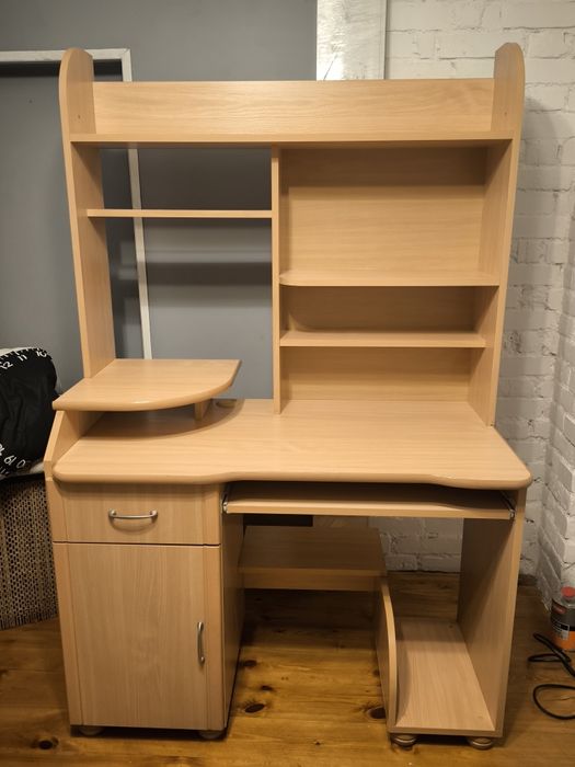 Biurko pod komputer z nadstawką