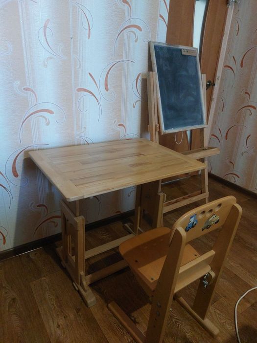 Дитячий велосипед. Дитячий столик. Мольберт.