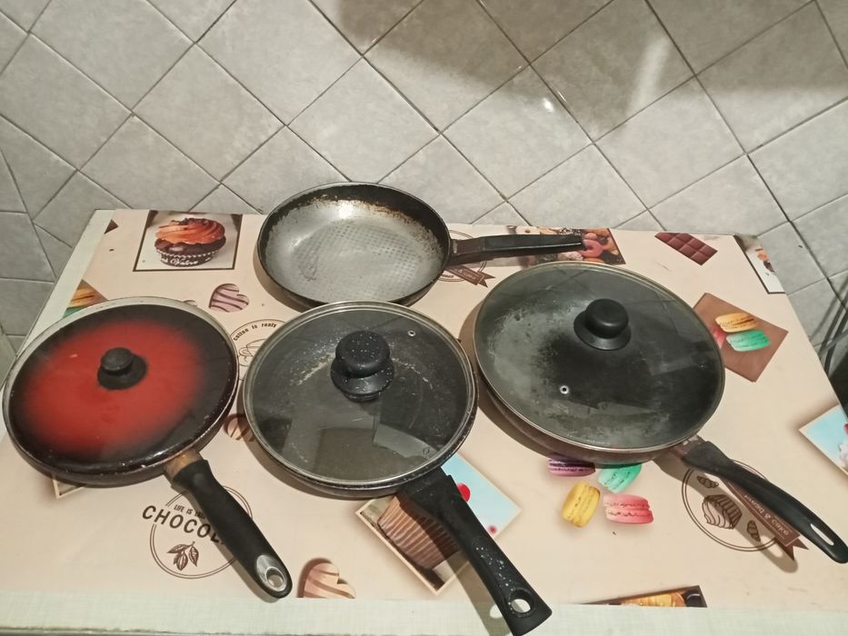 Продам кухонные кастрюли 3 л ,2 л и сковородки.