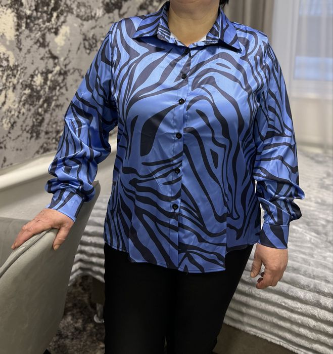 Жіноча сорочка на ґудзиках з модним принтом