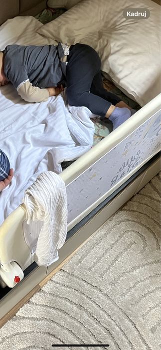 Barierka ochronna zabezpieczająca do łóżka