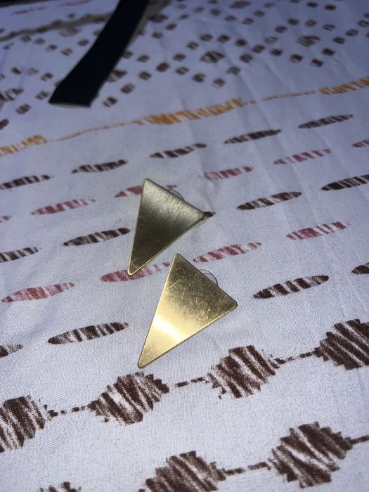 Brincos dourados triângulo
