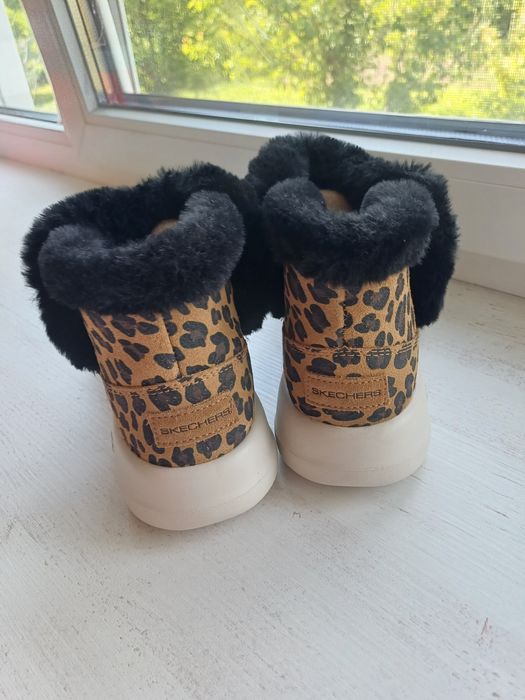 Нові черевики Skechers 38