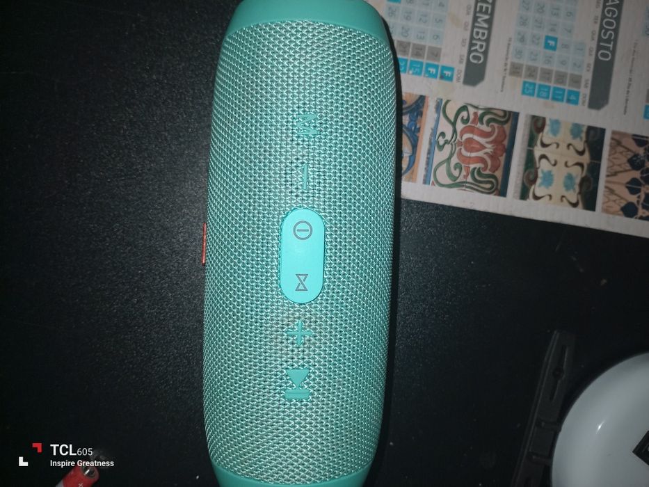 Um GPS, Uma Apple e uma coluna JBL pulse