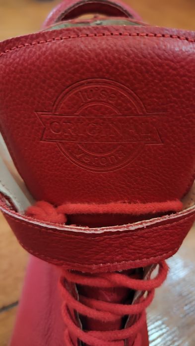 Buty z czerwonej skóry