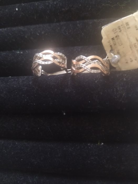 Срібні з вставкою зол тоота сережкі.