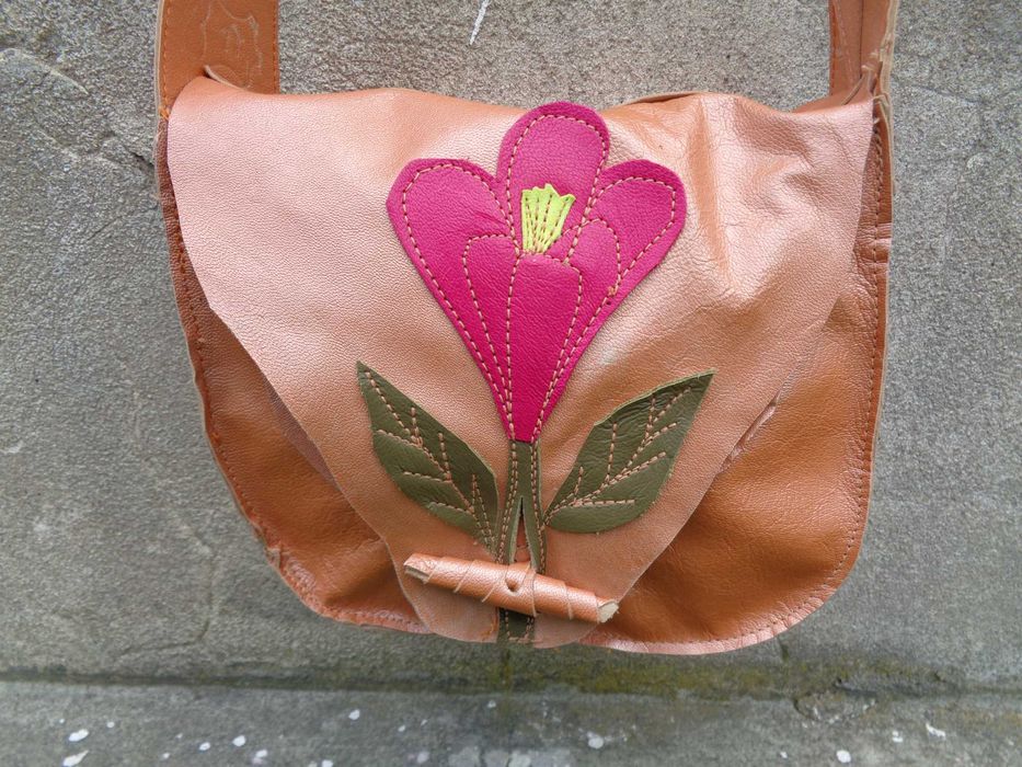 Artystyczna mała skórzana torebka z kwiatkiem. Handmade