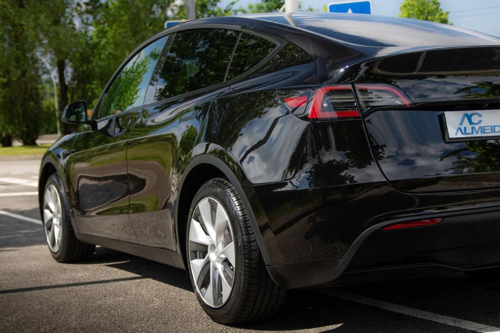 Tesla Model Y467707418599106567