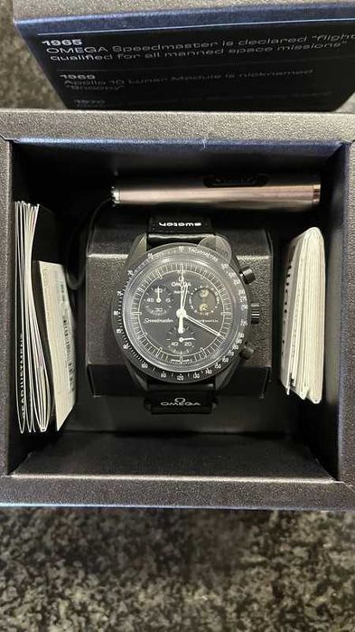 Omega Swatch SO33B700 – Snoopy Nocna Misja Księżycowa