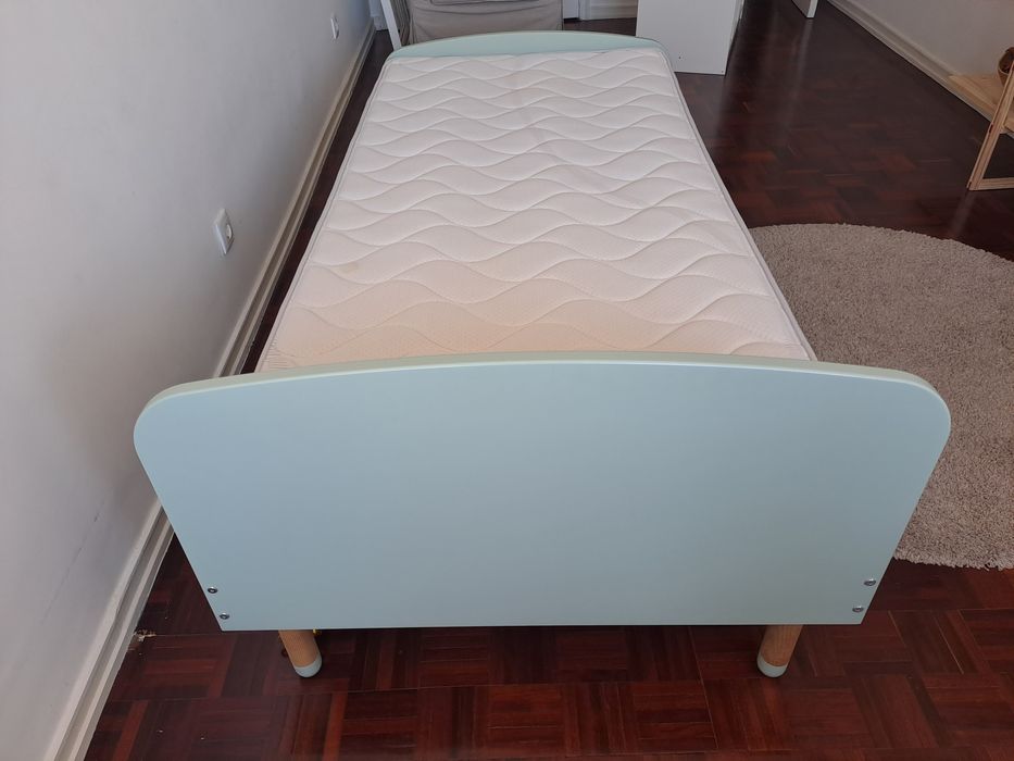 Cama de criança e colchão