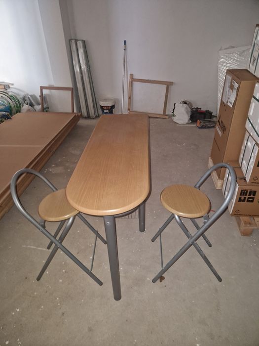 Mesa com cadeiras / bancos