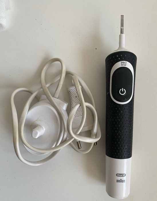 Escova de dentes eléctrica nova Oral-B com carregador Pro Timer