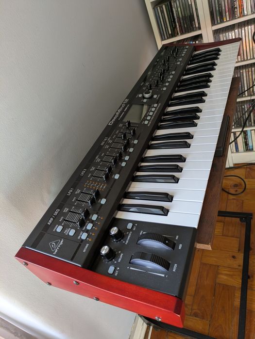 Sintetizador analógico Behringer Deepmind 12