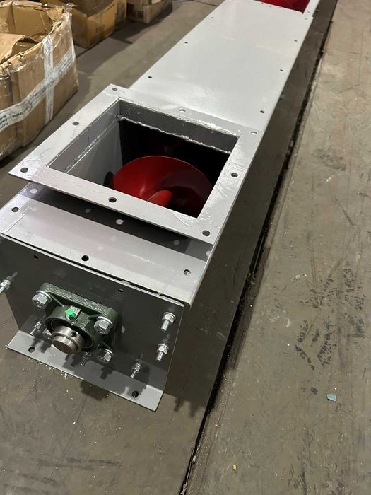 Шнековий транспортер у коробі. Гвинтовий конвеєр. Шнек у жолобі