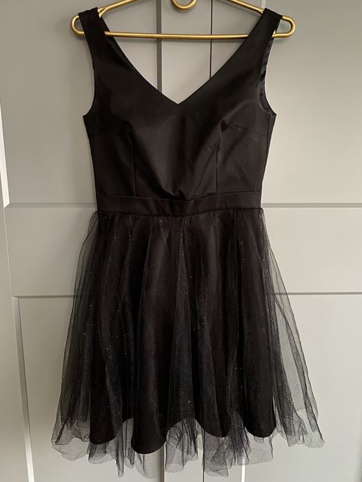 Czarna sukienka z brokatowym tiulem