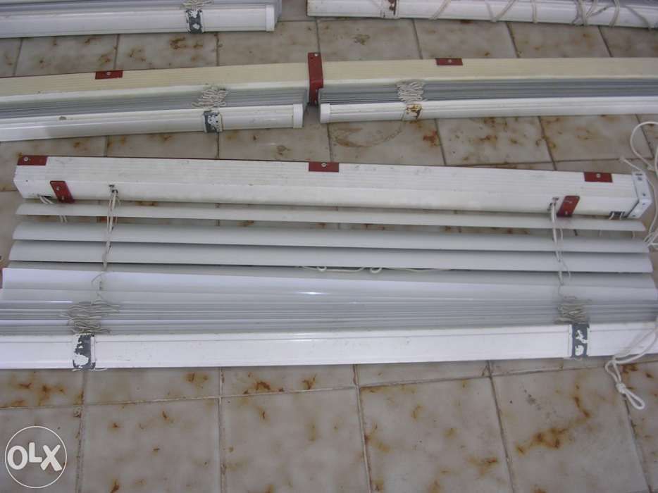 Estores de lâminas brancas